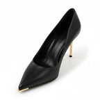Scarpin preto fosco salto alto dourado em vista frontal, com bico, tiras e formato do par visíveis, sobre fundo claro