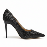 Scarpin preto salto alto com glitter em vista lateral, com bico e perfil do salto ou solado visíveis, sobre fundo claro