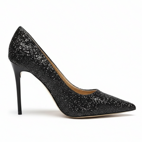 Scarpin preto salto alto com glitter em vista lateral, com bico e perfil do salto ou solado visíveis, sobre fundo claro