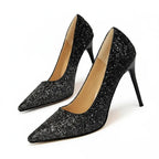 Scarpin preto salto alto com glitter em ângulo três-quartos, mostrando o par, o bico e o perfil lateral