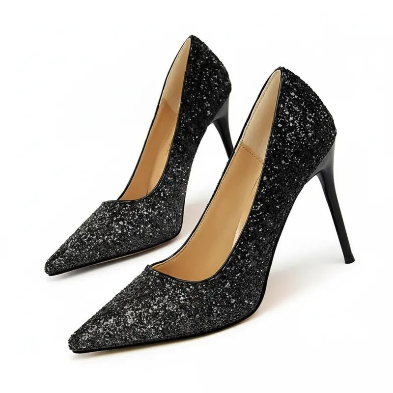 Scarpin preto salto alto com glitter em ângulo três-quartos, mostrando o par, o bico e o perfil lateral