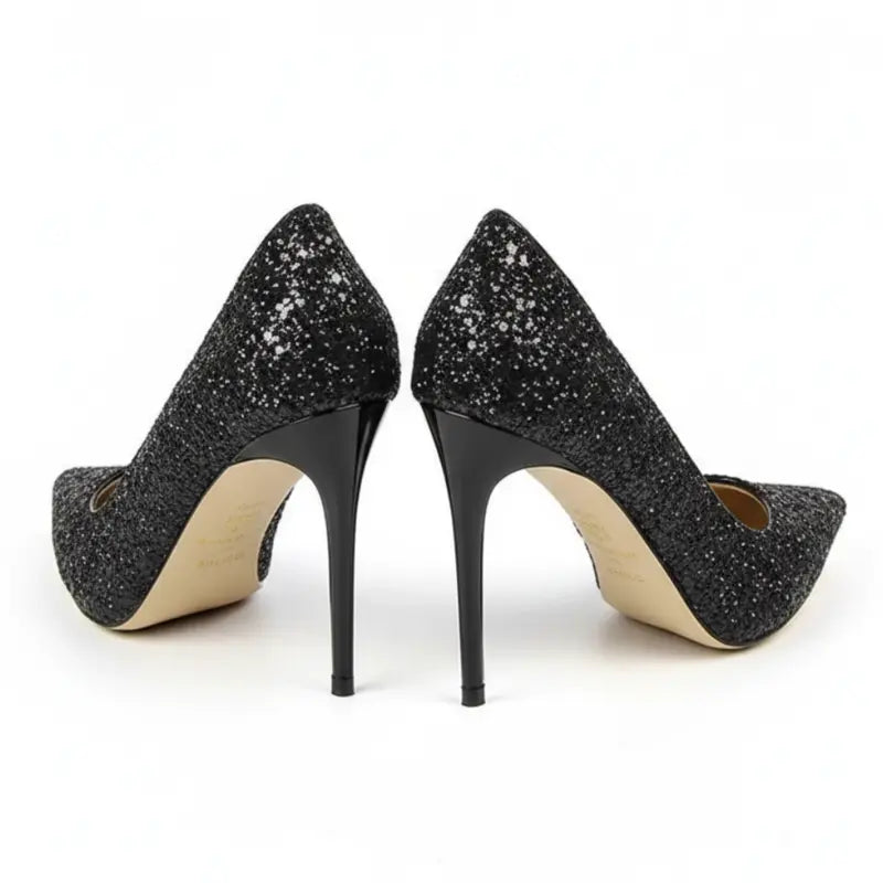 Scarpin preto salto alto com glitter em vista frontal, com bico, tiras e formato do par visíveis, sobre fundo claro