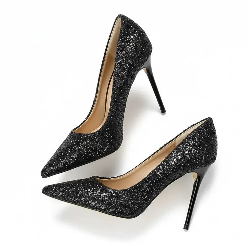 Scarpin preto salto alto com glitter em perspectiva lateral oposta, com perfil e acabamento visíveis, sobre fundo claro