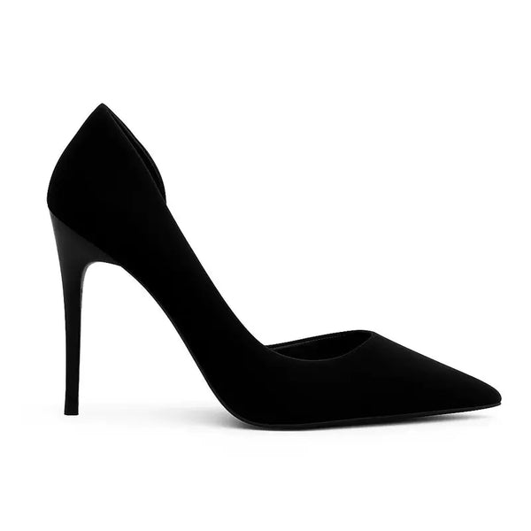 Scarpin preto salto alto fino em vista lateral, com bico e perfil do salto ou solado visíveis, sobre fundo claro