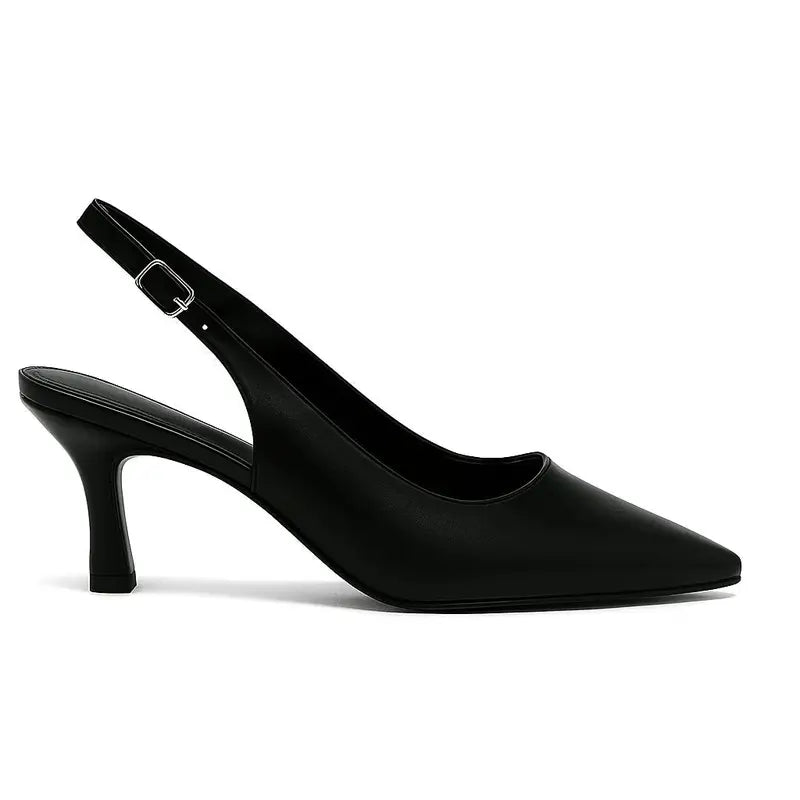 Scarpin preto slingback bico fino em vista lateral, com bico e perfil do salto ou solado visíveis, sobre fundo claro