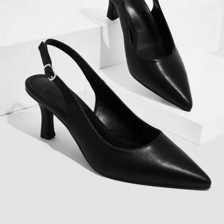 Scarpin preto slingback bico fino em vista frontal, com bico, tiras e formato do par visíveis, sobre fundo claro