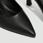 Scarpin preto slingback bico fino em vista superior, mostrando palmilha, tiras e formato do bico, sobre fundo claro