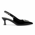 Scarpin preto slingback com detalhe geométrico em vista lateral, com bico e perfil do salto ou solado visíveis
