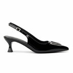 Scarpin preto slingback com detalhe geométrico em vista lateral, com bico e perfil do salto ou solado visíveis