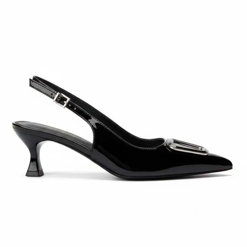 Scarpin preto slingback com detalhe geométrico em vista lateral, com bico e perfil do salto ou solado visíveis