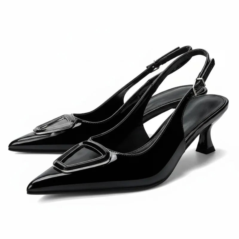 Scarpin preto slingback com detalhe geométrico visto de cima.