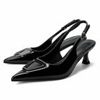 Scarpin preto slingback com detalhe geométrico em vista superior, mostrando palmilha, tiras e formato do bico
