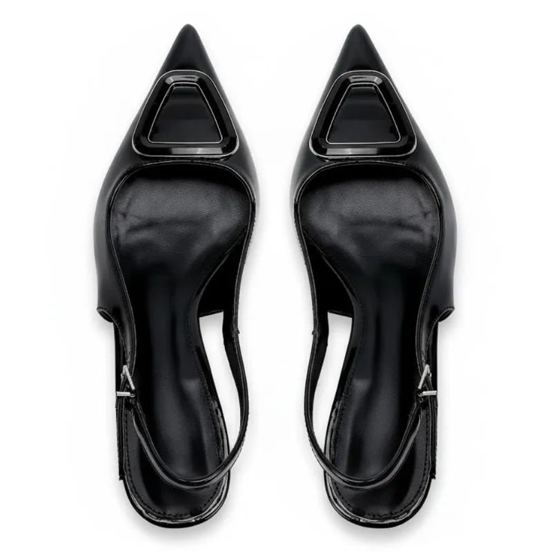 Scarpin preto slingback com detalhe geométrico em ângulo três-quartos, mostrando o par, o bico e o perfil lateral