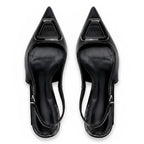 Scarpin preto slingback com detalhe geométrico em ângulo três-quartos, mostrando o par, o bico e o perfil lateral