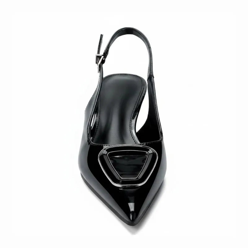 Scarpin preto slingback com detalhe geométrico em perspectiva mostrando o par.