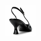 Scarpin preto slingback com detalhe geométrico em vista frontal, com bico, tiras e formato do par visíveis