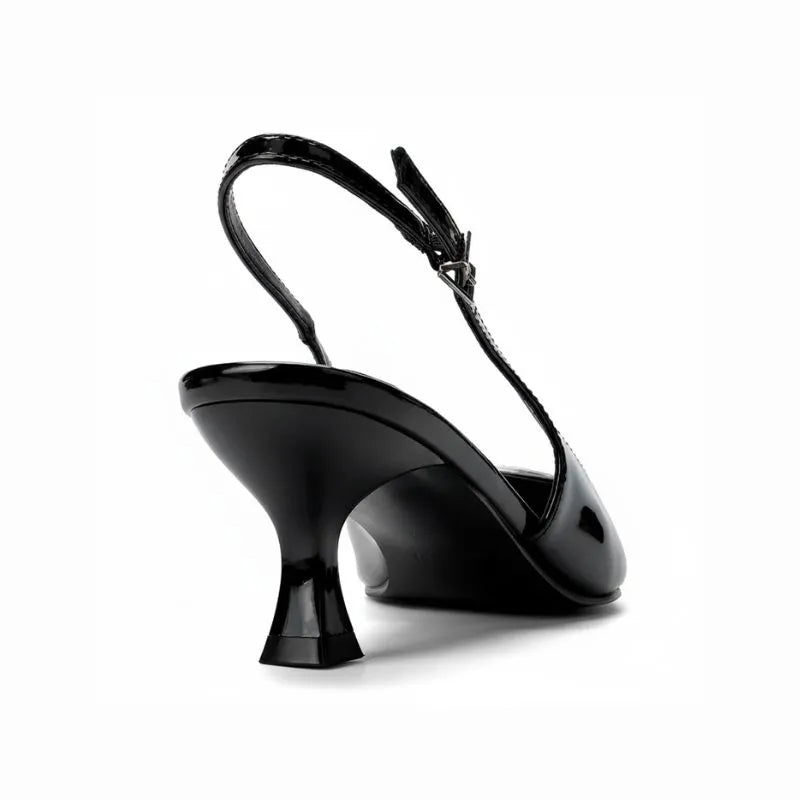 Scarpin preto slingback com detalhe geométrico em vista frontal, com bico, tiras e formato do par visíveis