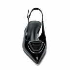 Scarpin preto slingback com detalhe geométrico com o par em composição, mostrando diferentes ângulos e acabamento