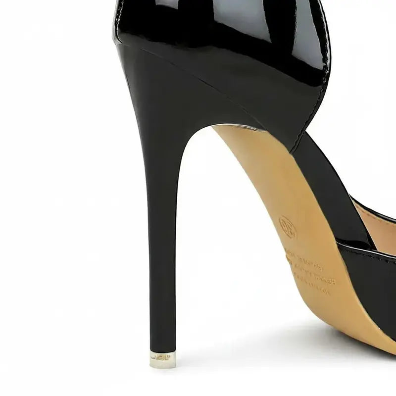 Scarpin preto verniz com fivela metálica em close no bico, tiras ou fivela, com textura e metal em destaque