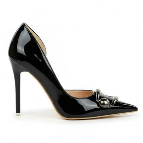 Scarpin preto verniz com fivela metálica em vista lateral, com bico e perfil do salto ou solado visíveis