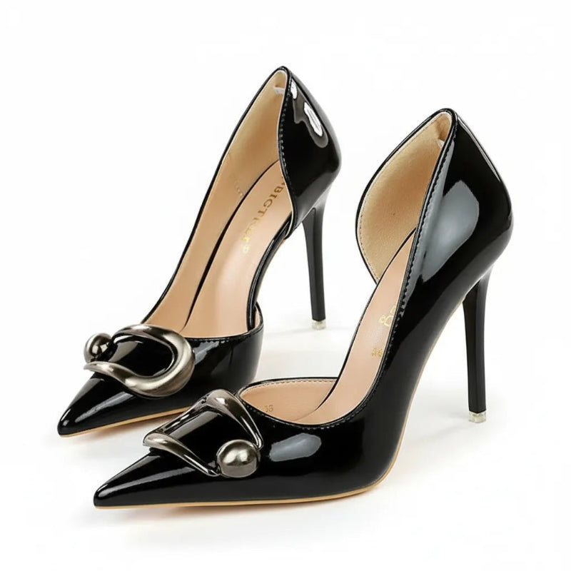 Scarpin preto verniz com fivela metalica em angulo tres-quartos.