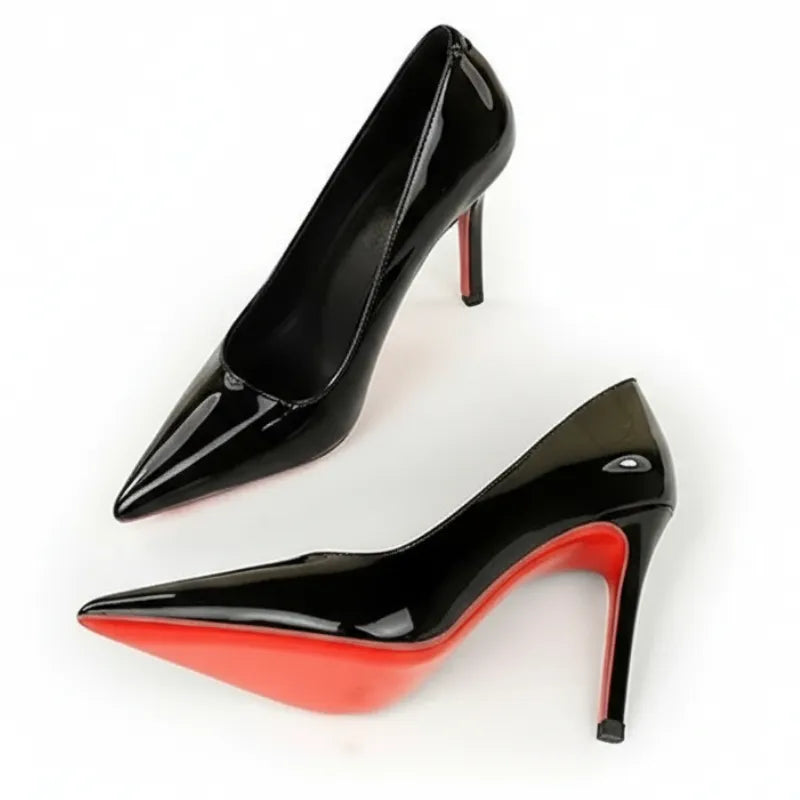 Scarpin preto verniz com sola vermelha em angulo frontal.