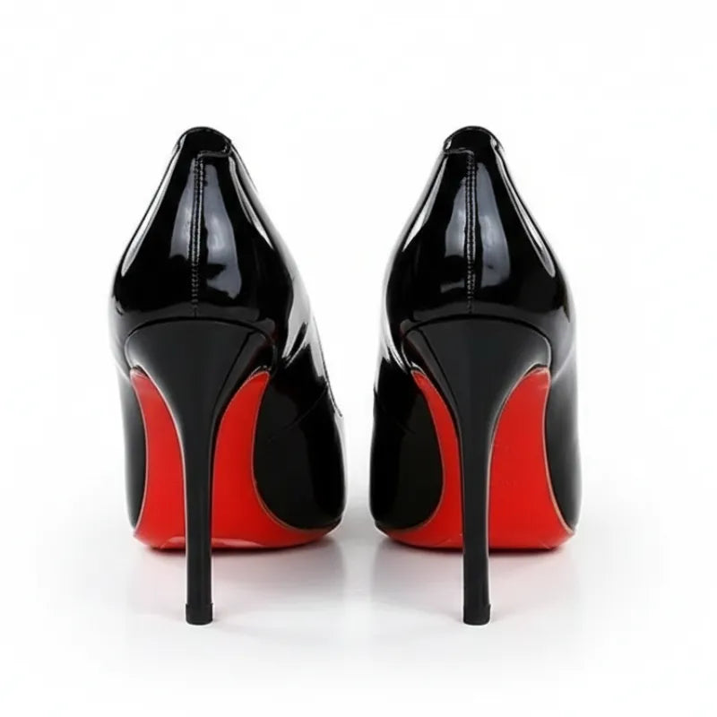 Scarpin preto verniz com sola vermelha visto por trás.
