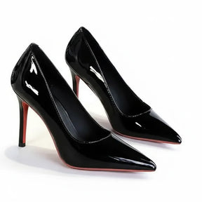 Scarpin preto verniz com sola vermelha com os dois pares em angulo lateral.
