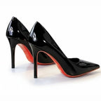 Scarpin preto verniz com sola vermelha em close no salto e na sola, com altura, formato e base visíveis