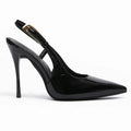 Scarpin preto verniz salto alto slingback em vista lateral, com bico e perfil do salto ou solado visíveis