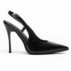Scarpin preto verniz salto alto slingback em vista lateral, com bico e perfil do salto ou solado visíveis
