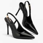 Scarpin preto verniz salto alto slingback com o par em composição, mostrando diferentes ângulos e acabamento