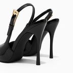 Scarpin preto verniz salto alto slingback em ângulo três-quartos, mostrando o par, o bico e o perfil lateral