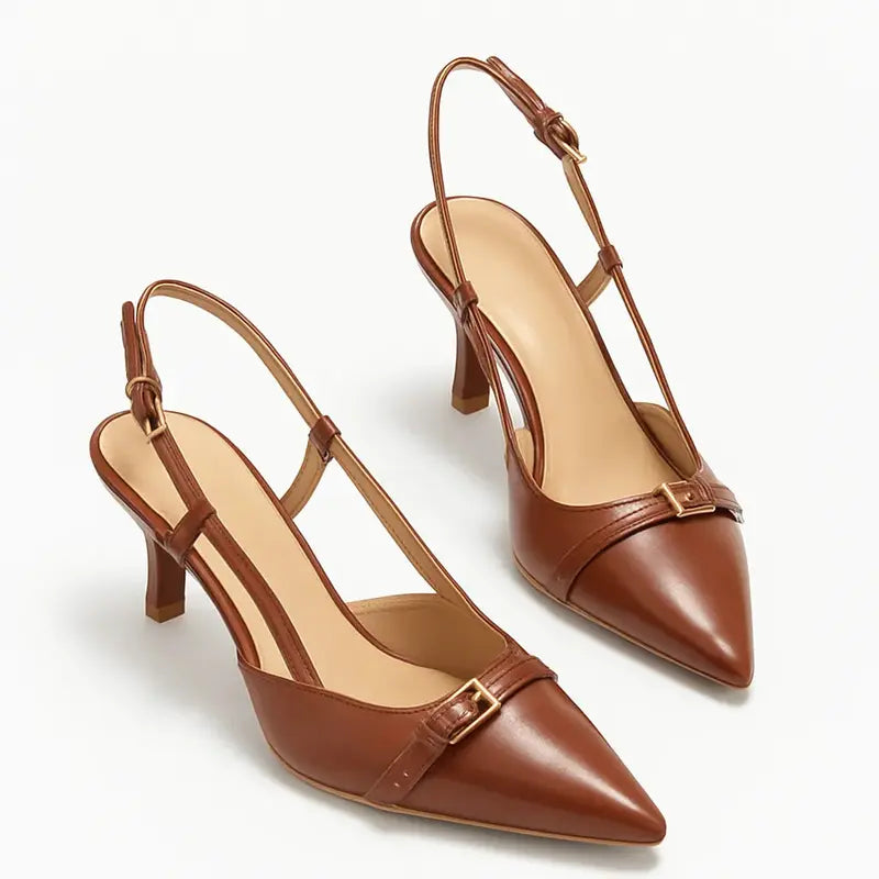 Scarpin slingback castanho verniz salto médio em ângulo três-quartos, mostrando o par, o bico e o perfil lateral