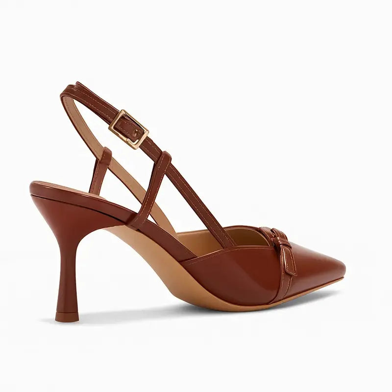 Scarpin slingback castanho verniz salto médio em close no salto e na sola, com altura, formato e base visíveis