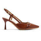 Scarpin slingback castanho verniz salto médio em vista lateral, com bico e perfil do salto ou solado visíveis