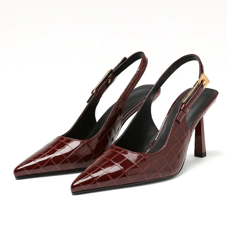Scarpin slingback croco marsala salto agulha em ângulo três-quartos, mostrando o par, o bico e o perfil lateral