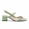 Scarpin slingback floral verde salto bloco em vista lateral, com bico e perfil do salto ou solado visíveis