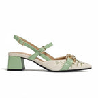 Scarpin slingback floral verde salto bloco em vista lateral, com bico e perfil do salto ou solado visíveis