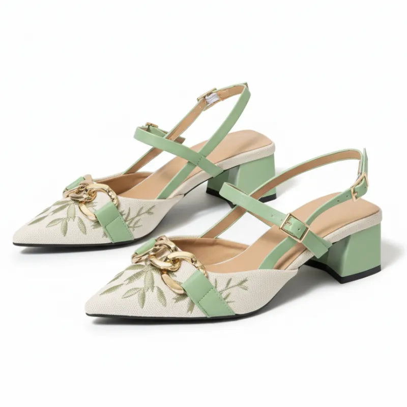 Scarpin slingback floral verde salto bloco em vista frontal, com bico, tiras e formato do par visíveis, sobre fundo claro