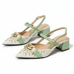 Scarpin slingback floral verde salto bloco em vista frontal, com bico, tiras e formato do par visíveis, sobre fundo claro