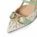 Scarpin slingback floral verde salto bloco em vista traseira, com calcanhar, salto e acabamento da sola visíveis