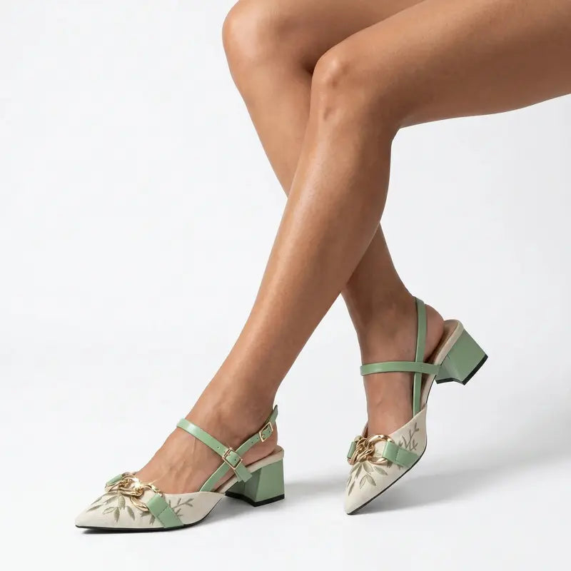 Scarpin slingback floral verde salto bloco nos pés da modelo em vista lateral, destacando perfil e altura