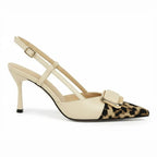 Scarpin slingback leopardo bege salto médio em vista lateral, com bico e perfil do salto ou solado visíveis