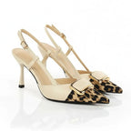 Scarpin slingback leopardo bege salto médio em ângulo três-quartos, mostrando o par, o bico e o perfil lateral