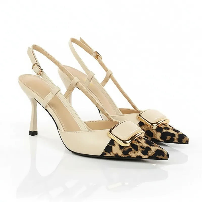 Scarpin slingback leopardo bege salto médio em ângulo três-quartos, mostrando o par, o bico e o perfil lateral