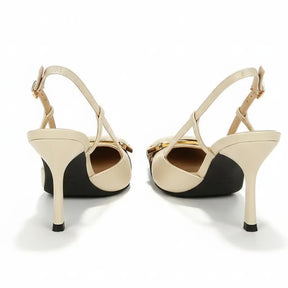 Scarpin slingback leopardo bege salto medio visto por tras com destaque no salto.