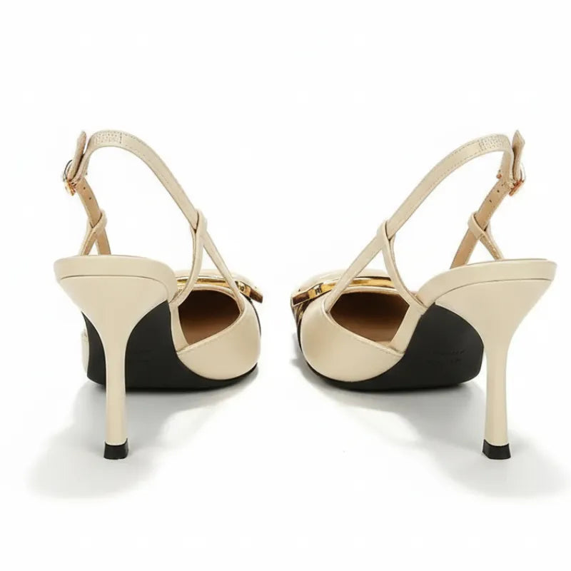 Scarpin slingback leopardo bege salto medio visto por tras com destaque no salto.