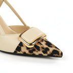 Scarpin slingback leopardo bege salto médio em close no bico, tiras ou fivela, com textura e metal em destaque