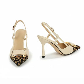 Scarpin slingback leopardo bege salto medio visto de cima mostrando o par completo.